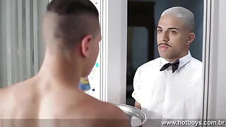 Garçom tatuado fodeu meu cuzinho