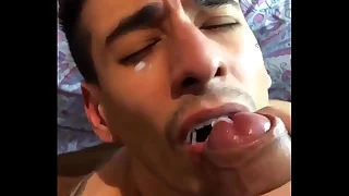 Mi vecino estaba caliente y me acabo en la cara.