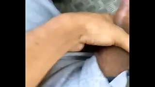 Bateu tesão dentro do ônibus