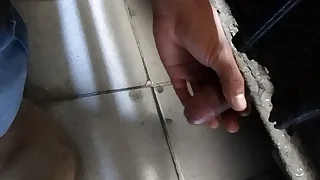 Me encuentro una rica verga en los baños públicos...