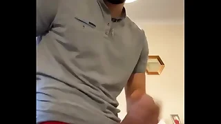 Chico enseñando su atributo