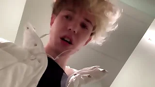 Быстрая мастурбация со спермой в туалете торгового центра