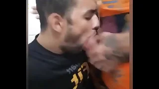 Unfearing estava no box do banheiro e me chamou pra mamar