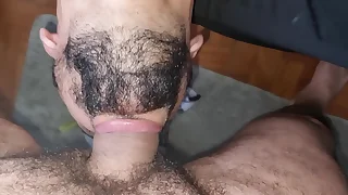 Machão gozando com pica atolada na garganta, que delicia