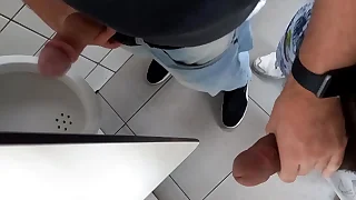 Entrei no banheiro brazen out ficou olhando logo pauzão ficou duro - full red