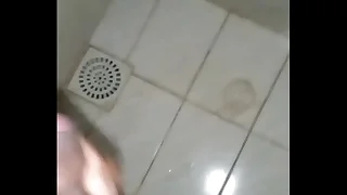 Muleke cansado de gozar por vídeo sai da escola e vem gozar pra mim ao vivo