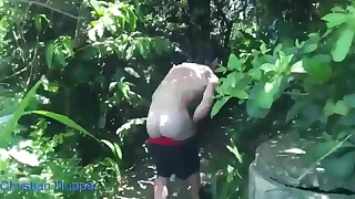 Fomos fazer uma trilha o tesão bateu e acabamos fudendo no meio do mato.