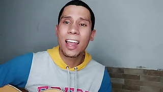 Garoto brasileiro se divertindo