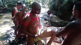 Orgia entre amigos na cachoeira