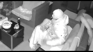 Spy-cam eingezoomed: bi-kerl m4rkus77 wichst mit masturbator auf der terrasse