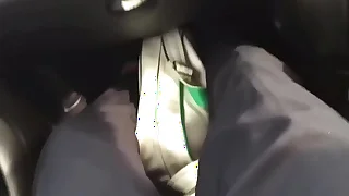 Botei o pau pra fora no uber e comecei a bater punheta