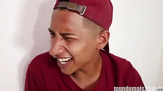 Dois putos comemoram o emprego novo numa putaria com o amigo dotado