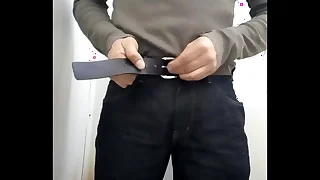 Orinando en baño publico