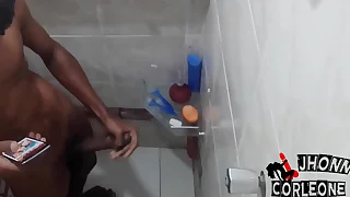 Câmera escondida flagra novinho da rola enorme batendo punheta pra hentai no banho