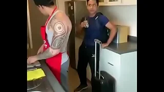 Does a woman know the throw away o video name?/ alguien sabe el nombre del video o los actores?