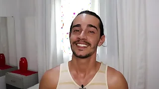 Conto erótico gay  - fui ajudar o cara do quarto da frente ... narração: juan calabares