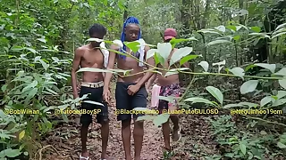 Maloqueiros da favela voltando o futebol encontram viados se pegando no mato e dão rola pra eles