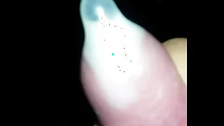 Novinho jorrando porra na camisinha