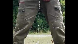 Je pisse et me caresse la bite en exterieur