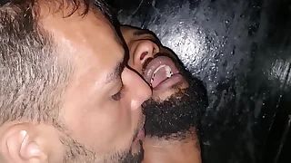 Depois da balada bateu tesão e levamos amigo pra comer nas cabines - full peppery