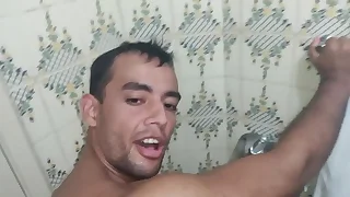 Macho do aplicativo grindr comeu meu cu no banheiro